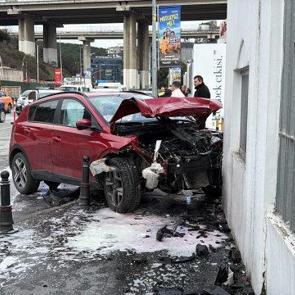 İstanbul'da korkutan kaza: Okul duvarına &ccedil;arptı! Yaralılar var