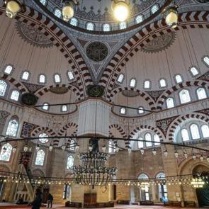 Kanuni Sultan S&uuml;leyman&rsquo;ın yaptırdığı, Mimar Sinan&rsquo;ın &ccedil;ıraklık eseri: Şehzade Camii