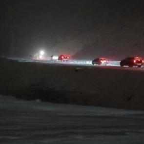 Kar yağışı yolları kapattı, mahsur kalan ara&ccedil;lar kurtarıldı