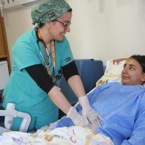 Karın ağrısıyla gitti, midesinden 3 kilo sa&ccedil; &ccedil;ıktı! Depremden sonra başlamış...