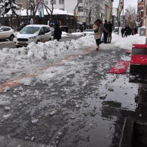 Kars'ta korkun&ccedil; kaza! 9 yaşında bir &ccedil;ocuğun başına buz sarkıtı d&uuml;şt&uuml;