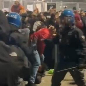 Ma&ccedil; &ouml;ncesi ortalık karıştı! İtalyan polisinden Galatasaray taraftarına sert m&uuml;dahale