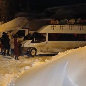 Mahsur kalan &ouml;ğrenci servisi kurtarıldı