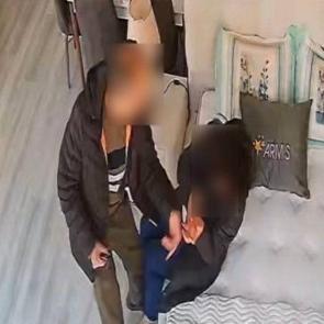 Samsunda dehşet anları: Mobilya mağazasında eşini d&ouml;vd&uuml;