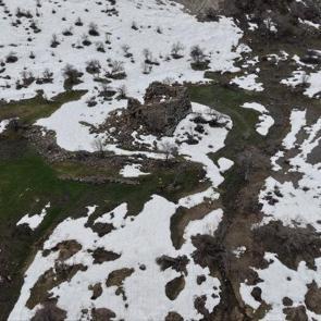 Şırnak'ta karlar eridi, 3 bin yıllık evler ortaya &ccedil;ıktı