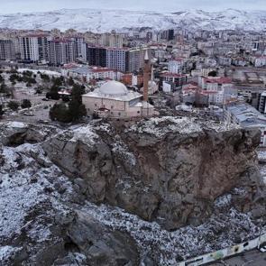 Sivas&rsquo;ta u&ccedil;urumun ucundaki t&uuml;rbe ve camide Ramazan yoğunluğu