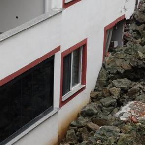 Trabzon'da istinat duvarı binanın &uuml;zerine &ccedil;&ouml;kt&uuml;!