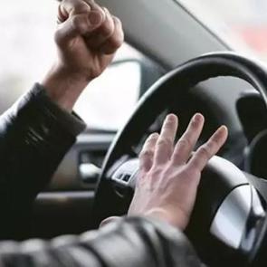 Trafikte &ouml;fkenin gizli nedeni: İşitme kaybı