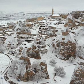 Turistlerin g&ouml;zdesi Kapadokya beyaza b&uuml;r&uuml;nd&uuml;