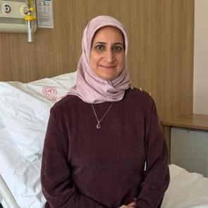 Karnındaki 30 santimetrelik dev t&uuml;m&ouml;rden 5 saatlik operasyonla kurtuldu