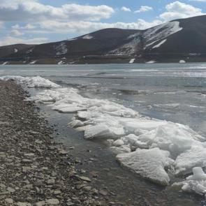 Van&rsquo;da dalgalar dondu, kartpostallık manzaralar ortaya &ccedil;ıktı