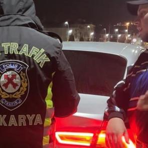 Ceza aracını yaktı: Ehliyetsiz yakalanan s&uuml;r&uuml;c&uuml;: Benim aracım o kadar etmiyor