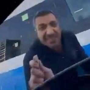 Yol verme tartışmasında aracın camını kıran s&uuml;r&uuml;c&uuml; unutamayacağı bir ceza aldı