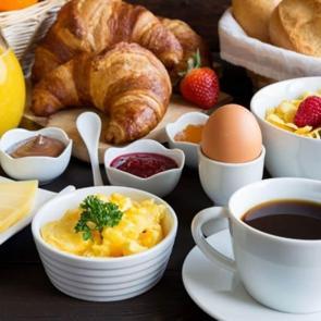 A&ccedil; karna yemeyin! Uzmanlar sabahları uzak durulması gereken besinleri a&ccedil;ıkladı