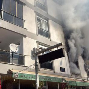 Antalya'da 4 katlı binada yangın! Mahsur kalanlar kurtarıldı