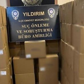 Bursa'da 460 kilo ka&ccedil;ak t&uuml;t&uuml;n ile 310 bin makaron ele ge&ccedil;irildi; 2 g&ouml;zaltı