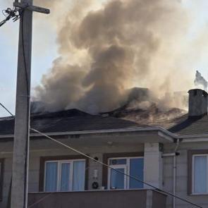 Bursa'da apartmanın &ccedil;atısı alev alev yandı