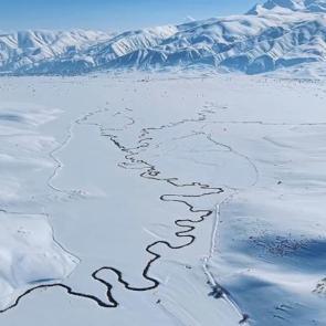 Cilo Dağı&rsquo;nda seyirlik manzara: Menderesler beyaz &ouml;rt&uuml;yle kaplandı