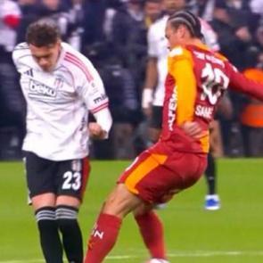 Derbinin &ouml;n&uuml;ne ge&ccedil;en pozisyonlar! Eski hakemler isyan etti: Osimhen'i neden atmıyorsun