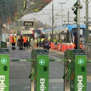 Emin&ouml;n&uuml;'nde tramvay raydan &ccedil;ıktı: Yolcular tahliye edildi!