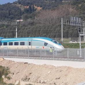 Feci &ouml;l&uuml;m: Y&uuml;ksek hızlı trenin &ccedil;arptığı adam hayatını kaybetti!