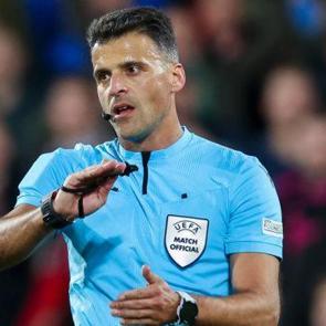 Galatasaray-Liverpool ma&ccedil;ına vukuatlı hakem! &Ccedil;aldığı o d&uuml;d&uuml;ğ&uuml; t&uuml;m d&uuml;nya konuşmuştu