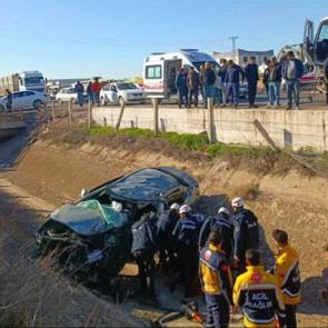 Hafriyat kamyonuyla &ccedil;arpışıp kanala u&ccedil;an otomobilin s&uuml;r&uuml;c&uuml;s&uuml; &ouml;ld&uuml;