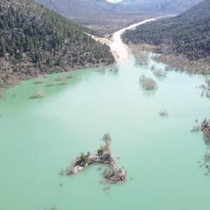 İki şehri birbirine bağlıyordu: Kara yolunun 4 kilometresi g&ouml;l oldu! G&uuml;nlerdir ulaşım yok
