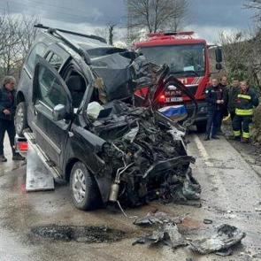 Kamyon ile kamyonet kafa kafaya &ccedil;arpıştı: 2 &ouml;l&uuml;, 2 ağır yaralı