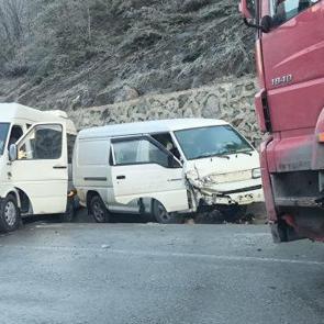 Kara yolunda 3 ayrı kaza: &Ccedil;ok sayıda yaralı var!