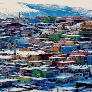 Kayseri&rsquo;de renkli evler beyaz &ouml;rt&uuml; ile kaplandı