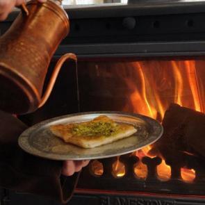 Mardin&rsquo;in asırlık &ldquo;kahiye tatlısı&rdquo; Ramazan ayında sofraları s&uuml;sl&uuml;yor