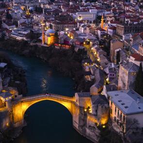 Mostar&rsquo;da Ramazan coşkusu: Mostar K&ouml;pr&uuml;s&uuml; ışıklarla s&uuml;slendi
