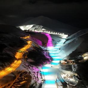 Paland&ouml;ken Kayak Merkezi, ışıl ışıl g&ouml;r&uuml;nt&uuml;s&uuml;yle gece kayağı fırsatı sunuyor