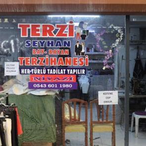 Pazarlık yapan m&uuml;şterilerden bıktı, d&uuml;kkanının camına yazı astı: G&ouml;renler şaşıp kalıyor!