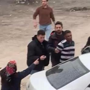 Sakarya'da hareketli dakikalar: Firariyi vermemek i&ccedil;in polise direndiler