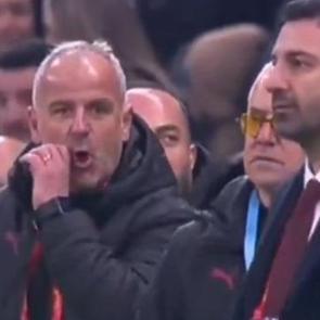 Son dakikada sarı kart g&ouml;rm&uuml;şt&uuml;! G.Saray kul&uuml;besinde sosyal medyayı sallayan g&ouml;r&uuml;nt&uuml;ler