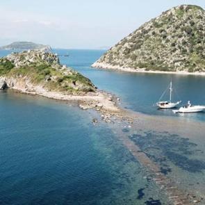 Sular &ccedil;ekildi, 3500 yıllık Myndos Antik Kenti Kral Yolu ortaya &ccedil;ıktı!
