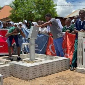 Tanzanya'da 40 g&ouml;n&uuml;ll&uuml;n&uuml;n destekleriyle su kuyusu hayata ge&ccedil;ti