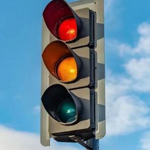 Trafik ışıklarına &ccedil;ok şaşıracağınız yeni bir renk katılıyor! Anlamı...