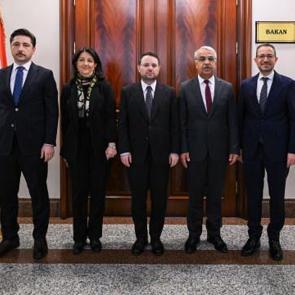 Bakan G&uuml;rlek, DEM Parti heyeti ile g&ouml;r&uuml;şt&uuml;: Ter&ouml;rs&uuml;z T&uuml;rkiye mesajı