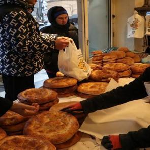 Yapımı 6 saat s&uuml;r&uuml;yor! Trabzon&rsquo;da ekşi mayalı Ramazan pidesi mesaisi