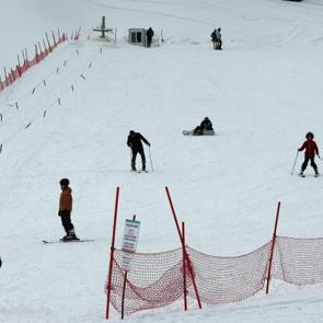 Yurduntepe&nbsp;Kayak&nbsp;Merkezi'nde hafta sonu yoğunluğu: Kayakseverler pistleri doldurdu
