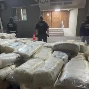 İzmir&rsquo;de zehir tacirlerine b&uuml;y&uuml;k darbe: 1 tonun &uuml;zerinde skunk