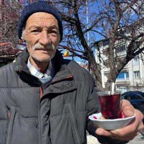 34 yıldır su i&ccedil;emeyen yaşlı adam: "Suya hasret kaldım, g&uuml;lmeye hasret kaldım"