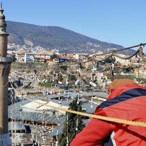 400 yıllık gelenek devam ediyor: Bursa Ulu Camii&rsquo;nin mahyası değişti