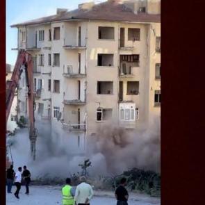 8 katlı bina iş makinesinin tek dokunuşuyla yerle bir oldu