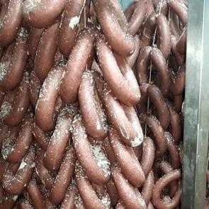 Bursa'da skandal g&ouml;r&uuml;nt&uuml;: 700 kilogram k&uuml;fl&uuml; sucuk ele ge&ccedil;irildi