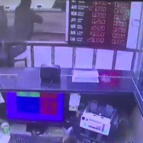 Maskeli saldırganın d&ouml;viz b&uuml;rosu dehşeti kamerada