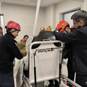 Hatay'da korkun&ccedil; kaza: G&ouml;ğs&uuml;ne saplanan demiri kestikleri an kamerada